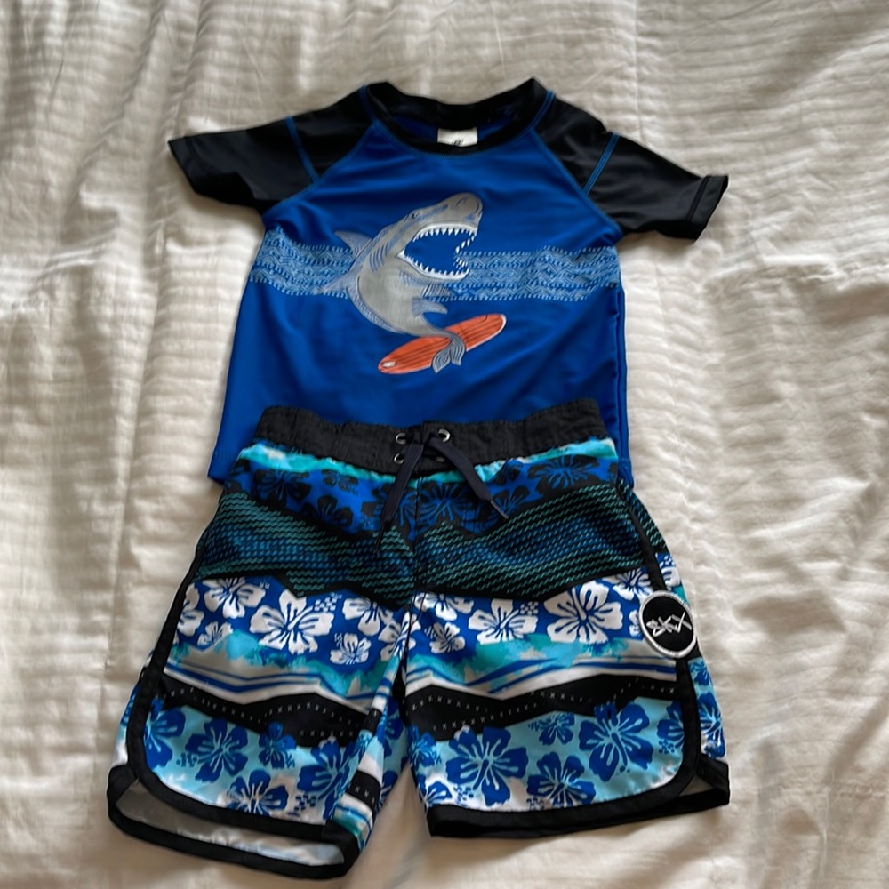 ❌❌SOLD ❌❌Bundle Sketchers Swim set plus 2 Carter’s shorts Boy’s 3T